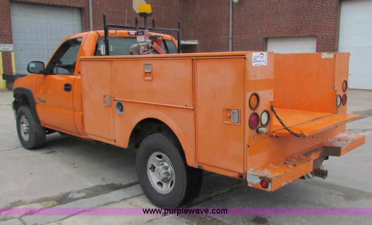 image for item B7095 2002 Chevrolet Silverado C2500HD pickup truck