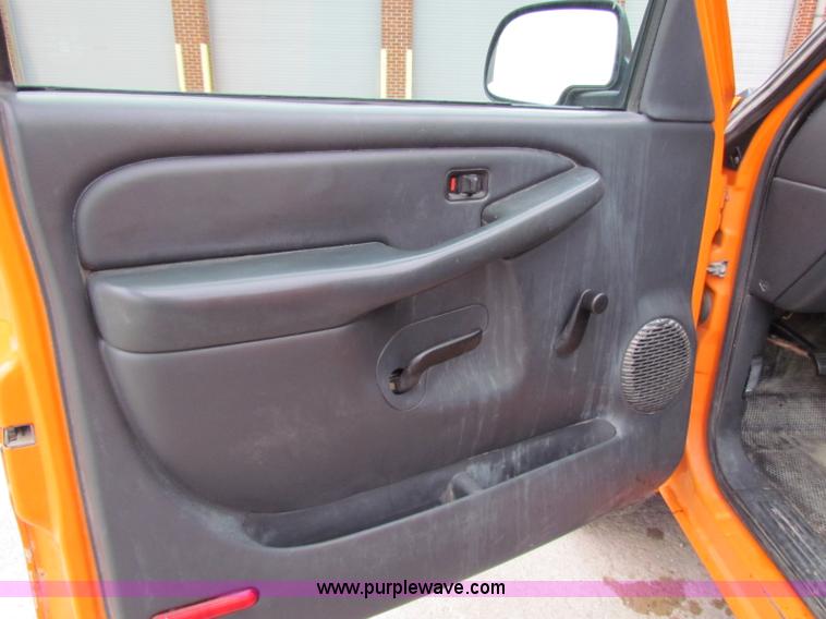 image for item B7095 2002 Chevrolet Silverado C2500HD pickup truck