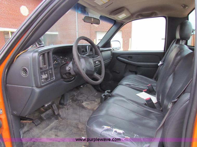 image for item B7095 2002 Chevrolet Silverado C2500HD pickup truck