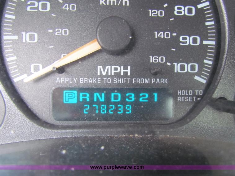 image for item B7095 2002 Chevrolet Silverado C2500HD pickup truck