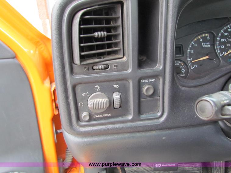 image for item B7095 2002 Chevrolet Silverado C2500HD pickup truck