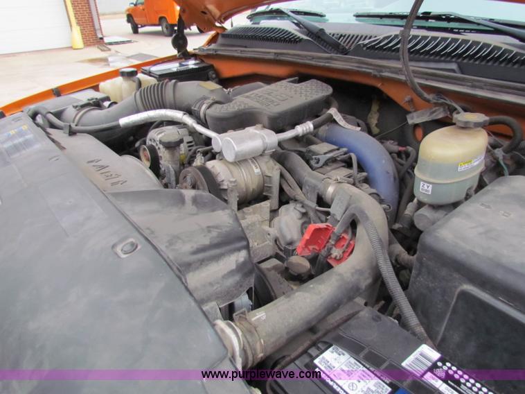 image for item B7095 2002 Chevrolet Silverado C2500HD pickup truck