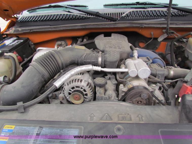 image for item B7095 2002 Chevrolet Silverado C2500HD pickup truck