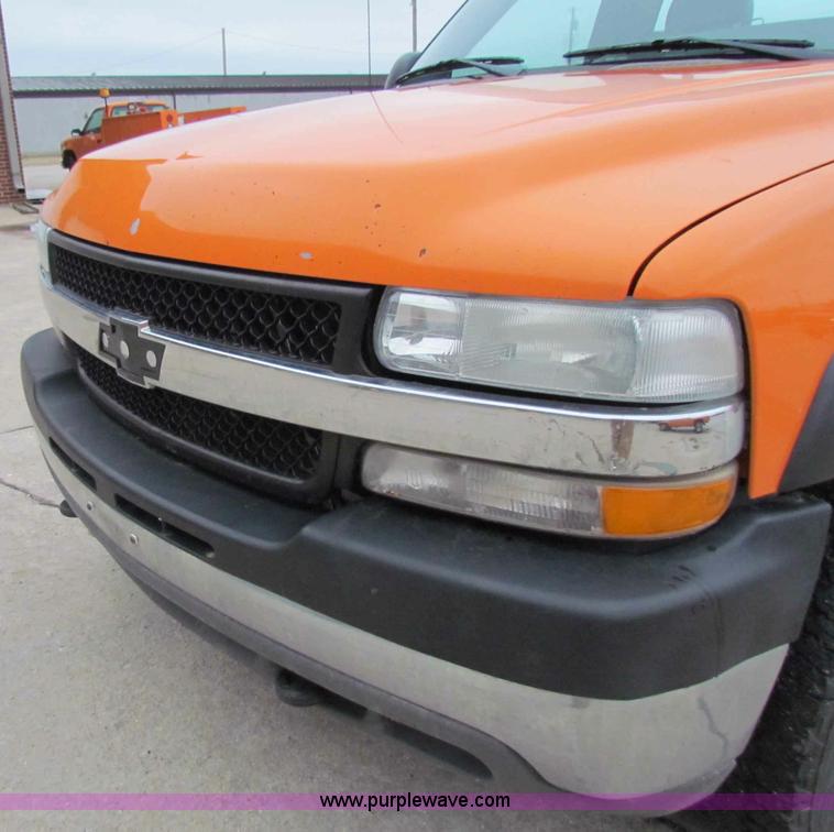 image for item B7095 2002 Chevrolet Silverado C2500HD pickup truck