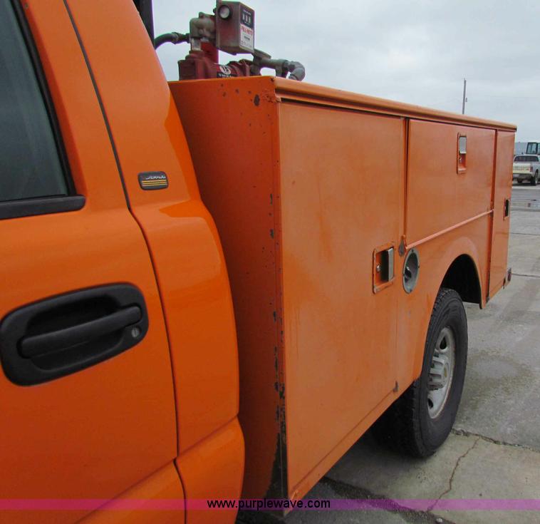 image for item B7095 2002 Chevrolet Silverado C2500HD pickup truck