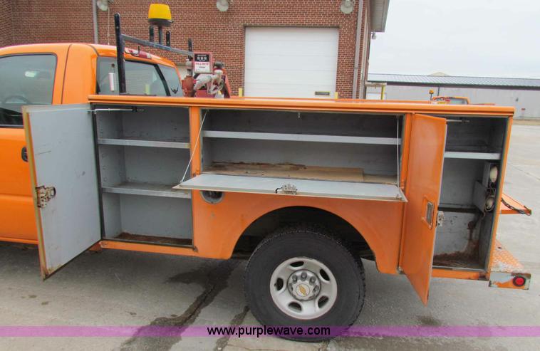 image for item B7095 2002 Chevrolet Silverado C2500HD pickup truck