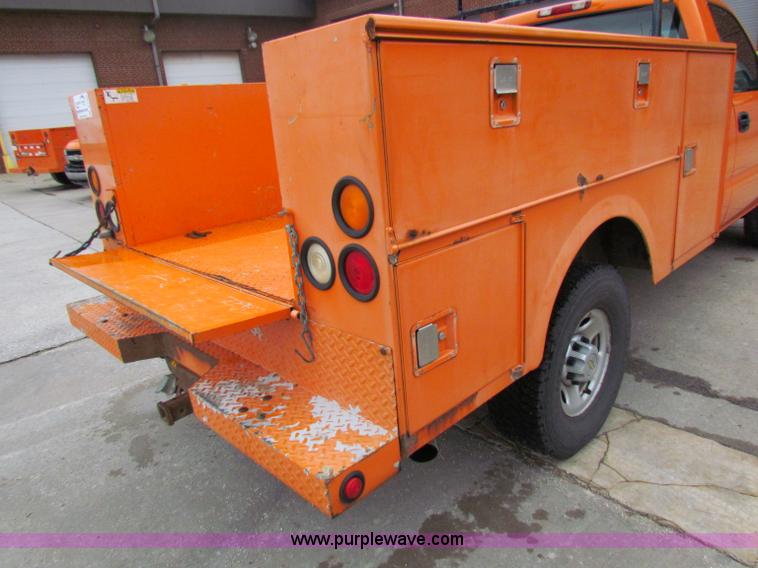 image for item B7095 2002 Chevrolet Silverado C2500HD pickup truck