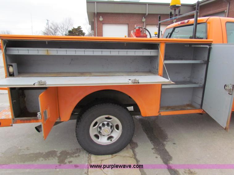 image for item B7095 2002 Chevrolet Silverado C2500HD pickup truck