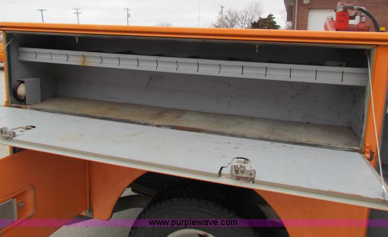 image for item B7095 2002 Chevrolet Silverado C2500HD pickup truck