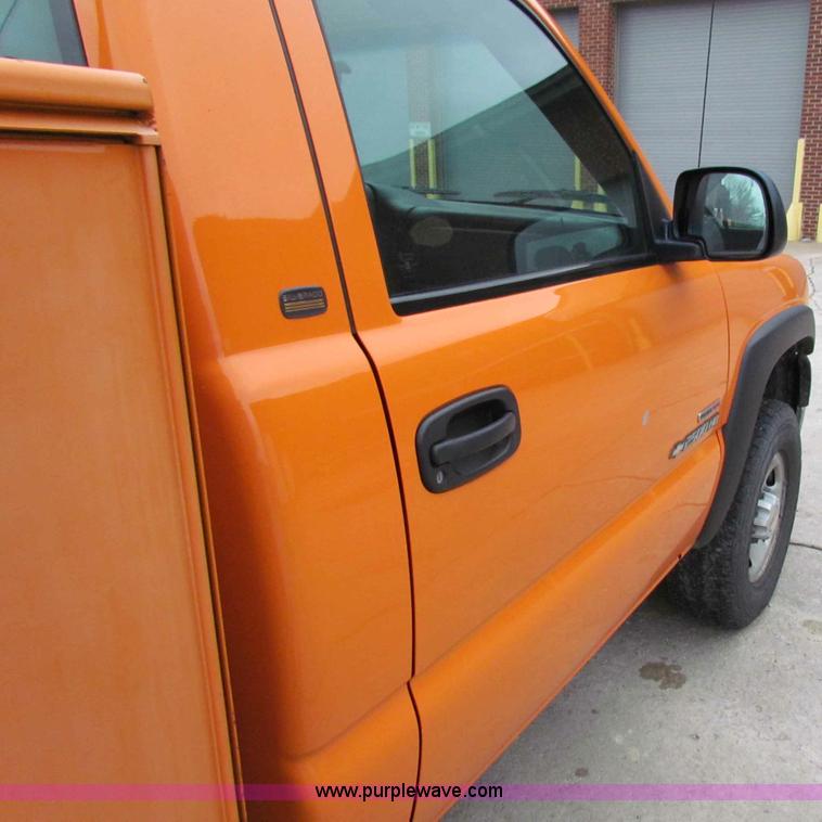 image for item B7095 2002 Chevrolet Silverado C2500HD pickup truck