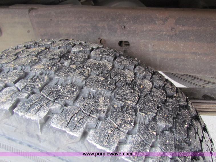 image for item B7095 2002 Chevrolet Silverado C2500HD pickup truck