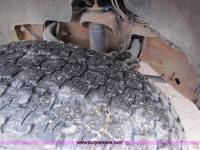 image for item B7095 2002 Chevrolet Silverado C2500HD pickup truck