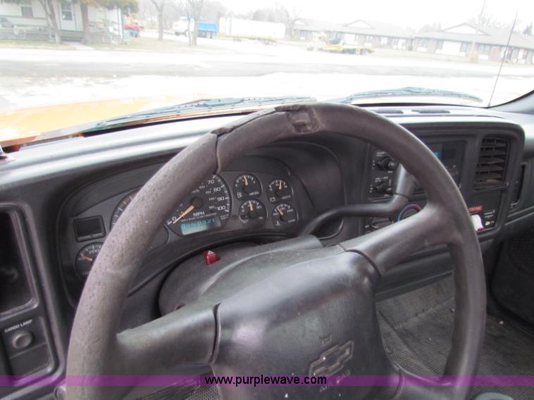 image for item B7095 2002 Chevrolet Silverado C2500HD pickup truck