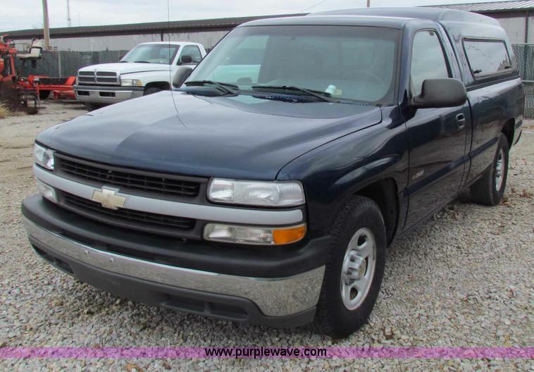 image for item B7096 2002 Chevrolet Silverado C1500 pickup truck