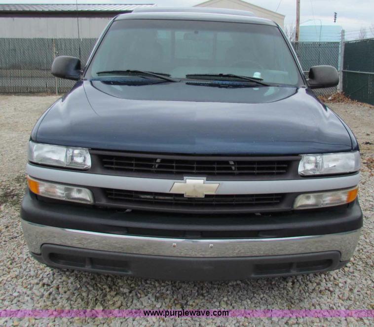 image for item B7096 2002 Chevrolet Silverado C1500 pickup truck