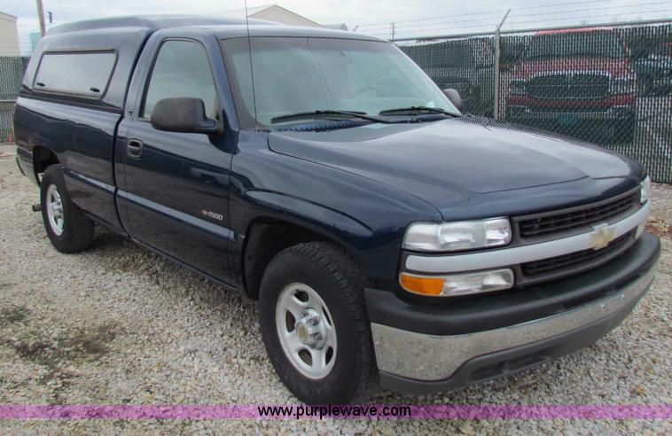 image for item B7096 2002 Chevrolet Silverado C1500 pickup truck