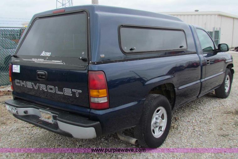 image for item B7096 2002 Chevrolet Silverado C1500 pickup truck
