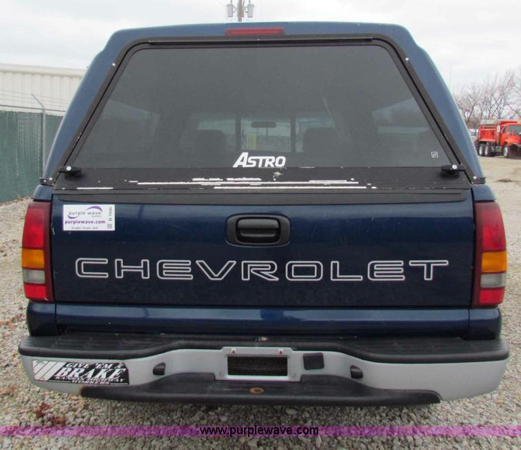 image for item B7096 2002 Chevrolet Silverado C1500 pickup truck