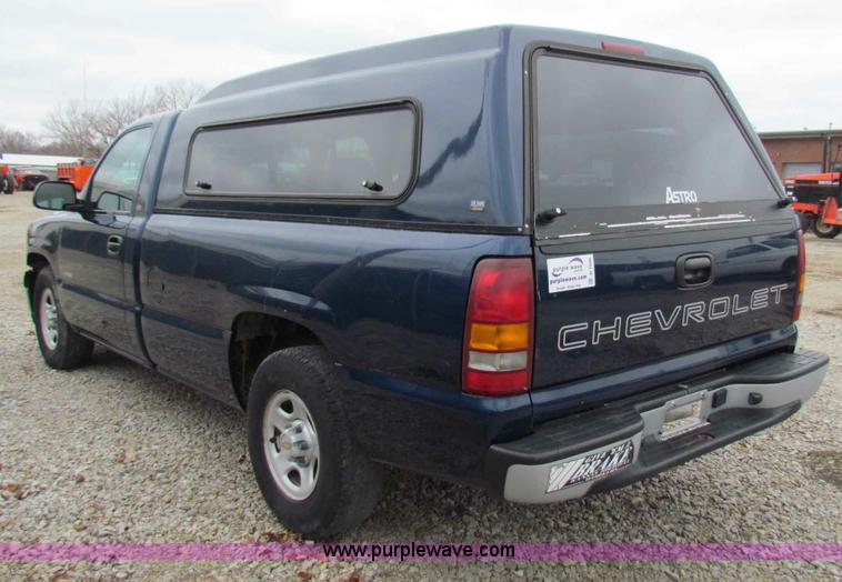 image for item B7096 2002 Chevrolet Silverado C1500 pickup truck