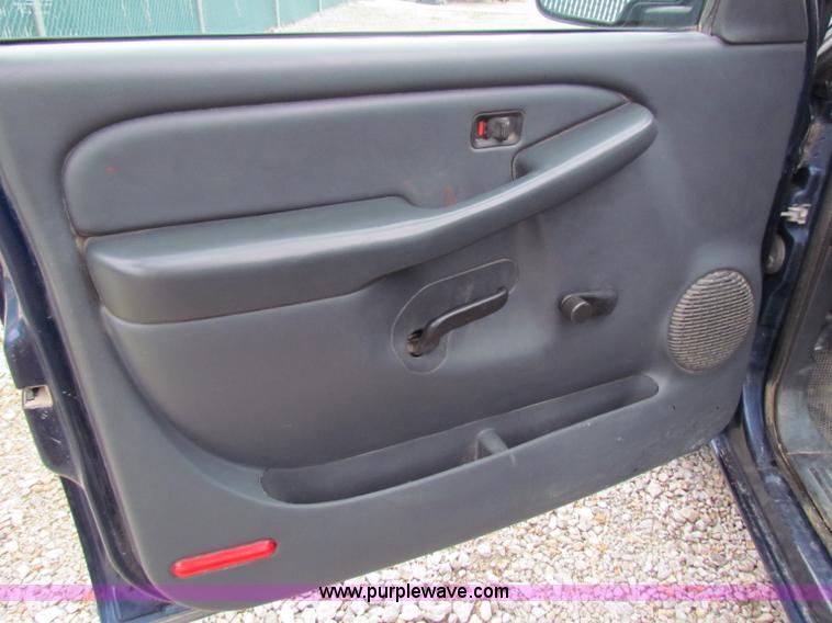 image for item B7096 2002 Chevrolet Silverado C1500 pickup truck