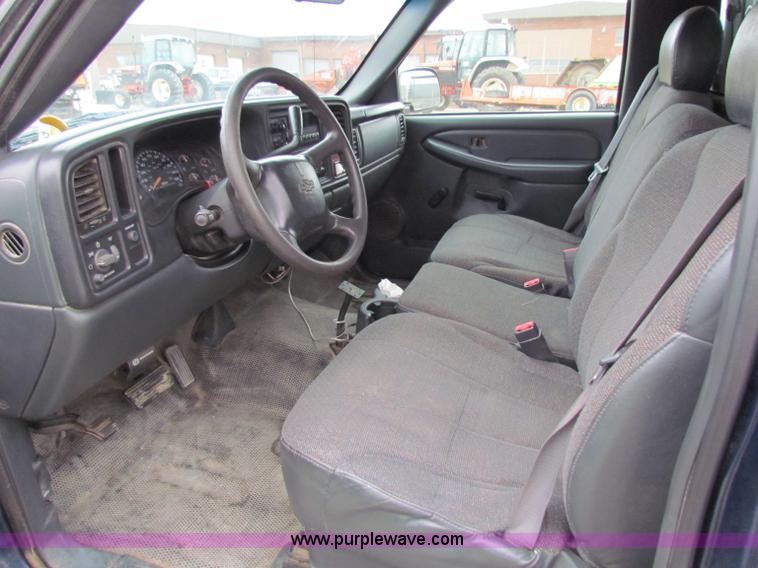 image for item B7096 2002 Chevrolet Silverado C1500 pickup truck