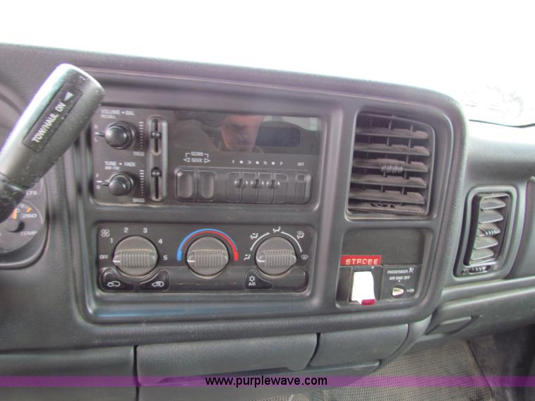 image for item B7096 2002 Chevrolet Silverado C1500 pickup truck