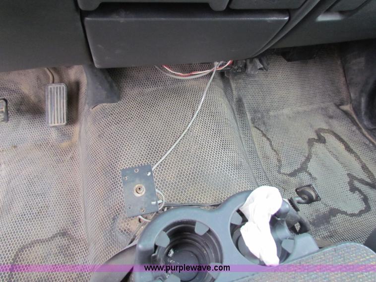 image for item B7096 2002 Chevrolet Silverado C1500 pickup truck