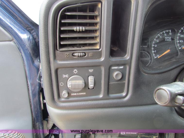 image for item B7096 2002 Chevrolet Silverado C1500 pickup truck