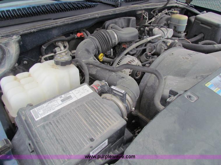 image for item B7096 2002 Chevrolet Silverado C1500 pickup truck