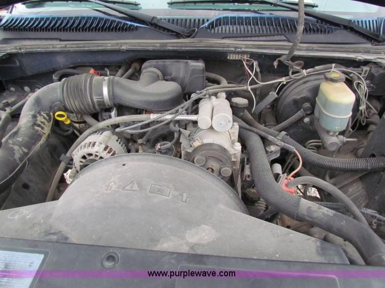 image for item B7096 2002 Chevrolet Silverado C1500 pickup truck