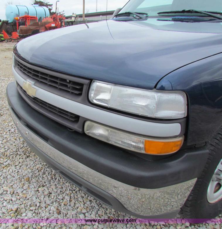 image for item B7096 2002 Chevrolet Silverado C1500 pickup truck