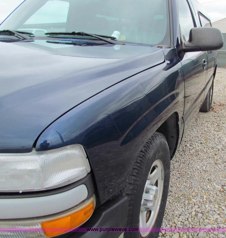 image for item B7096 2002 Chevrolet Silverado C1500 pickup truck