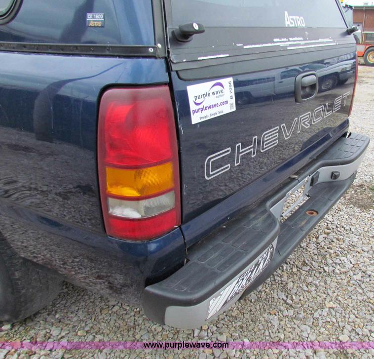 image for item B7096 2002 Chevrolet Silverado C1500 pickup truck