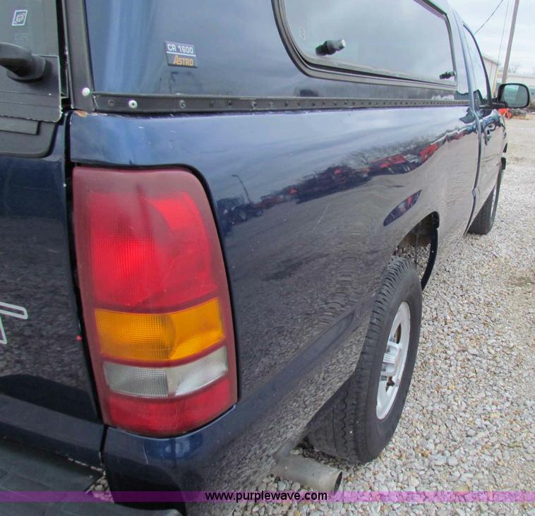 image for item B7096 2002 Chevrolet Silverado C1500 pickup truck