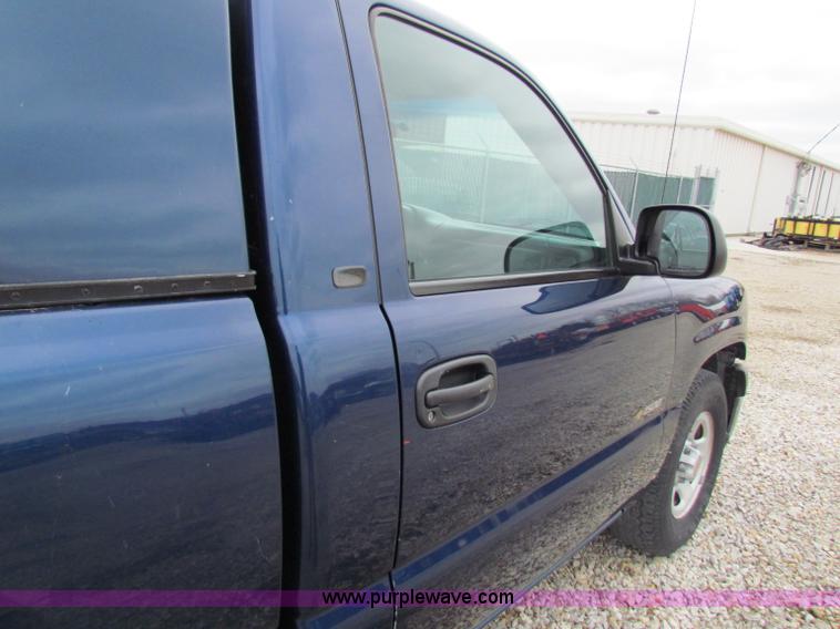 image for item B7096 2002 Chevrolet Silverado C1500 pickup truck