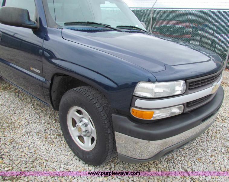 image for item B7096 2002 Chevrolet Silverado C1500 pickup truck