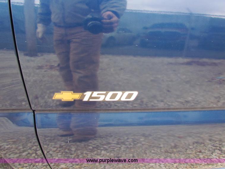 image for item B7096 2002 Chevrolet Silverado C1500 pickup truck