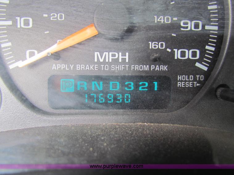 image for item B7096 2002 Chevrolet Silverado C1500 pickup truck
