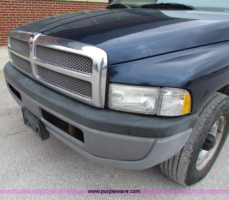 image for item B7097 2001 Dodge Ram 1500 pickup truck