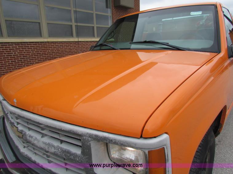 image for item B7099 1998 Chevrolet C2500 pickup truck