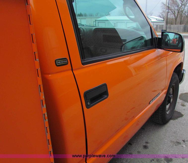 image for item B7099 1998 Chevrolet C2500 pickup truck