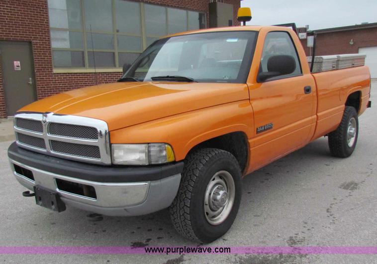 image for item B7100 2001 Dodge Ram 2500 pickup truck