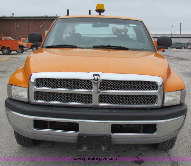 image for item B7100 2001 Dodge Ram 2500 pickup truck