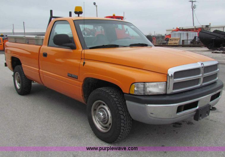 image for item B7100 2001 Dodge Ram 2500 pickup truck