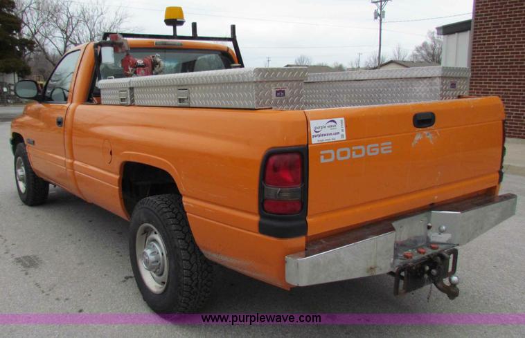 image for item B7100 2001 Dodge Ram 2500 pickup truck