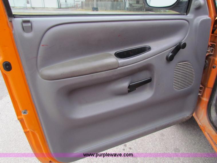 image for item B7100 2001 Dodge Ram 2500 pickup truck
