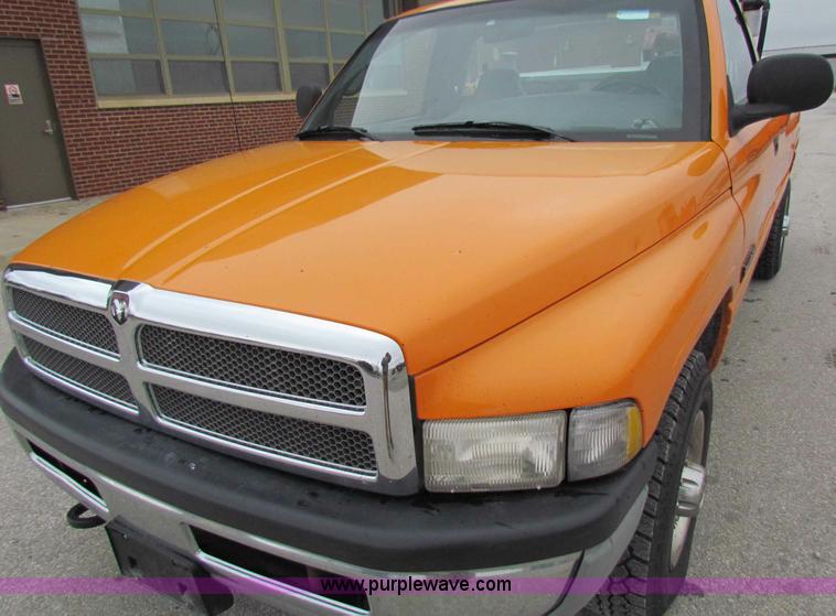 image for item B7100 2001 Dodge Ram 2500 pickup truck
