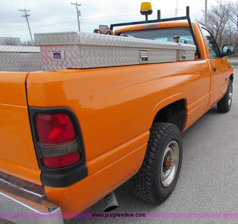 image for item B7100 2001 Dodge Ram 2500 pickup truck