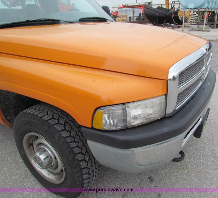image for item B7100 2001 Dodge Ram 2500 pickup truck