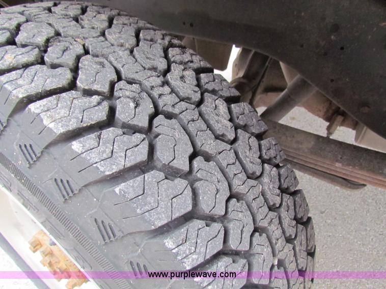 image for item B7100 2001 Dodge Ram 2500 pickup truck